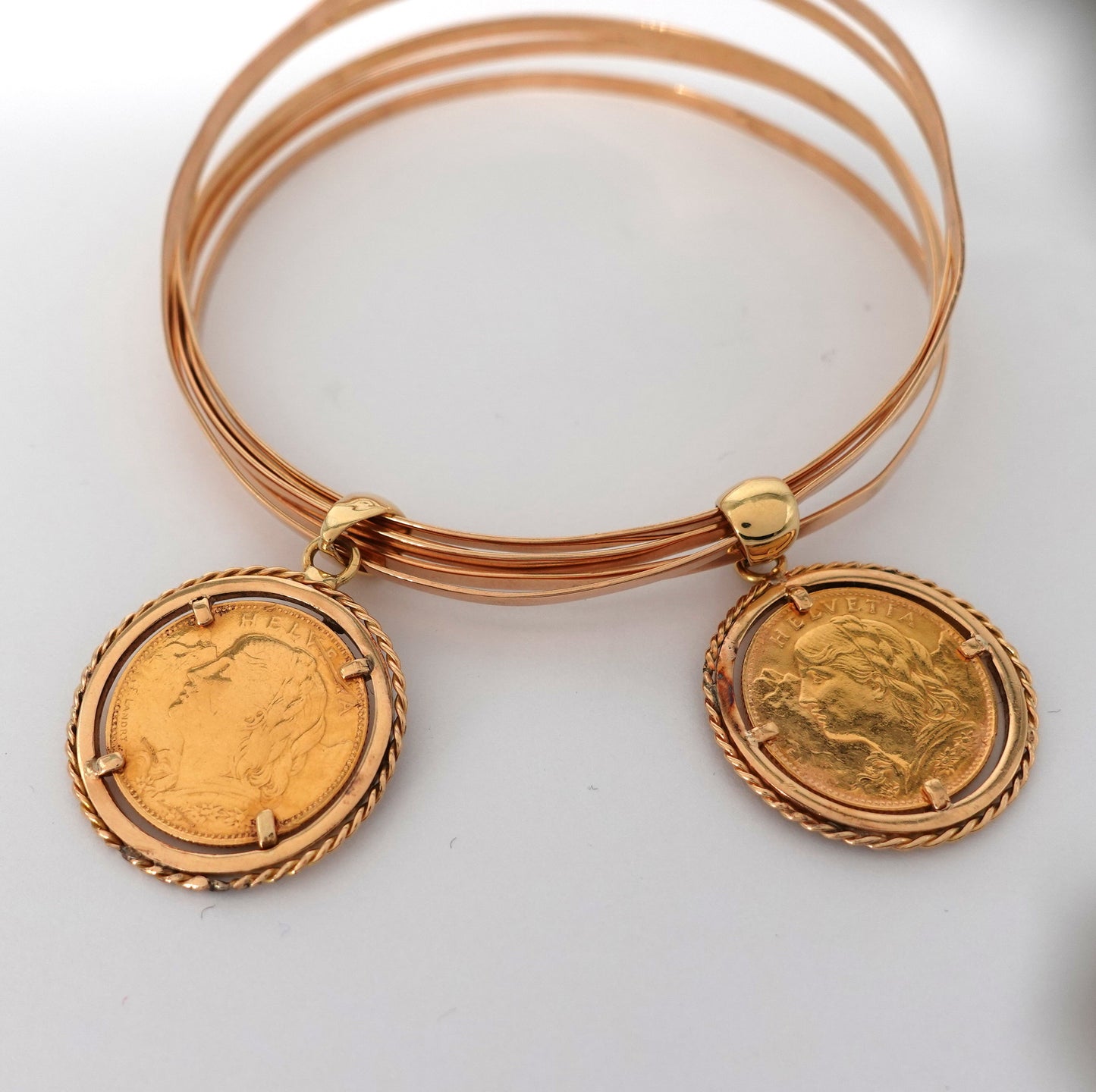 Cinque bracciali a cerchio