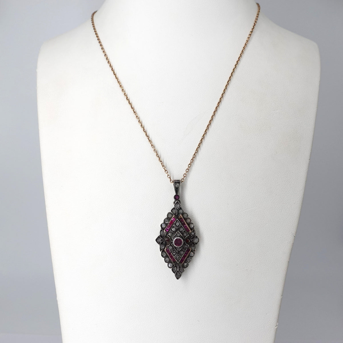 Collana vintage con rubini e diamanti