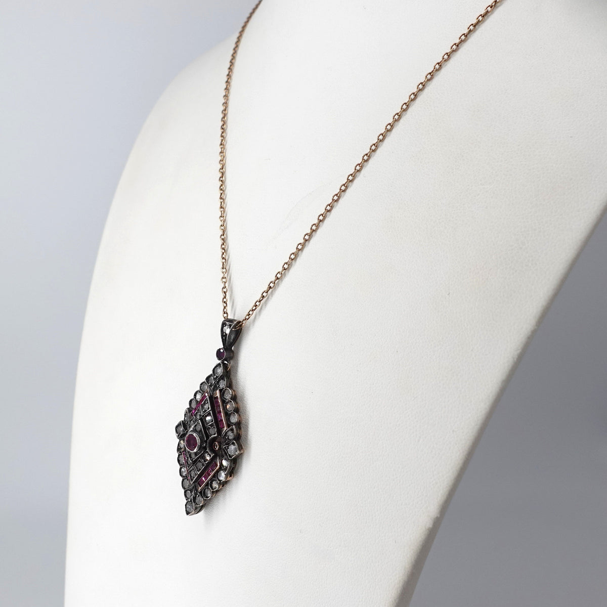 Collana vintage con rubini e diamanti