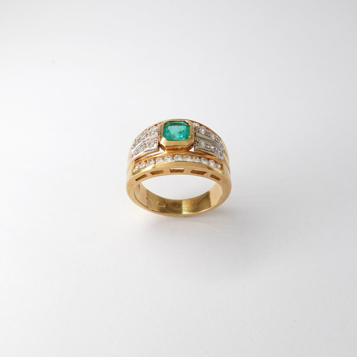 Anello con diamanti e smeraldo
