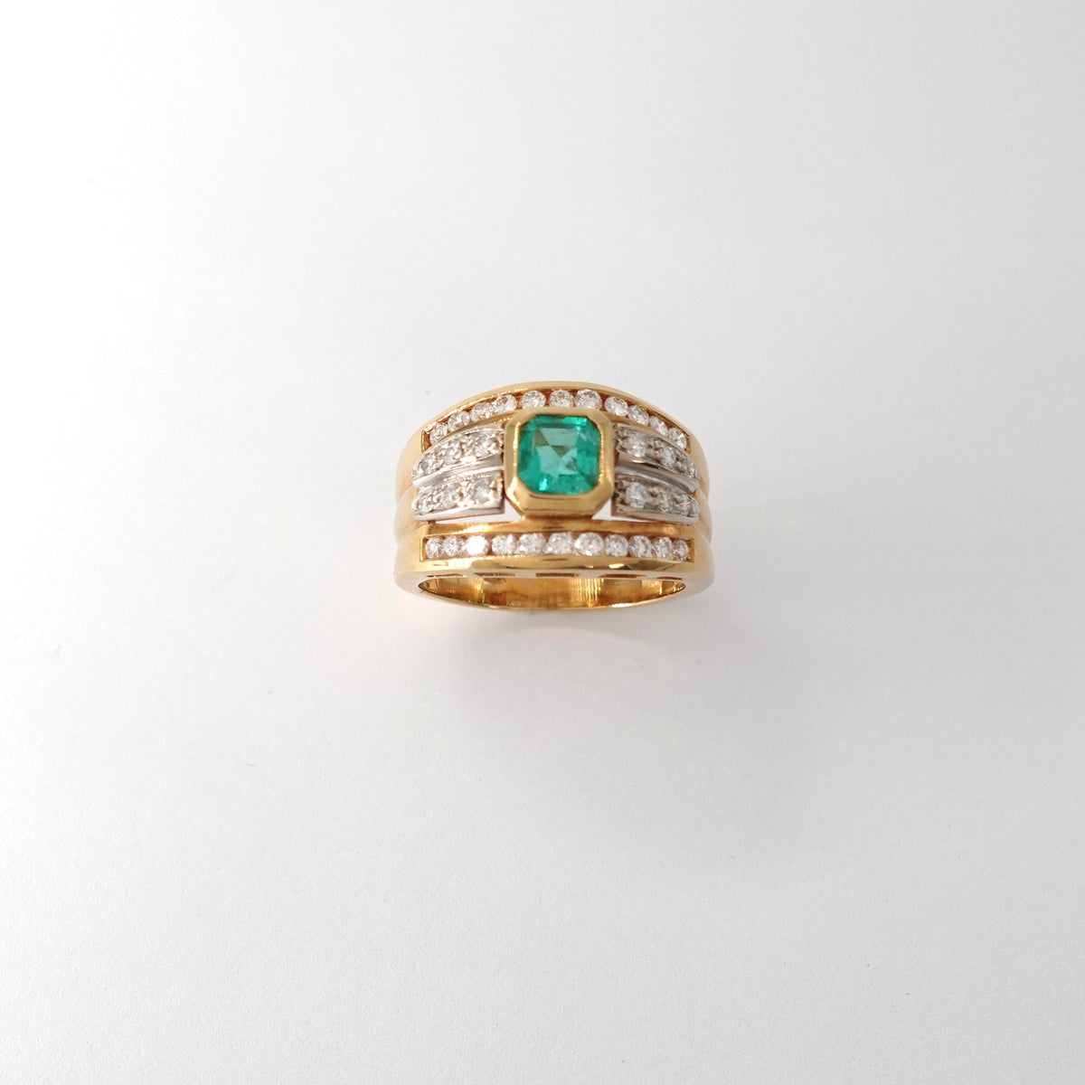 Anello con diamanti e smeraldo