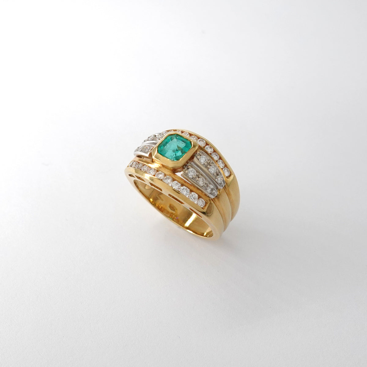 Anello con diamanti e smeraldo