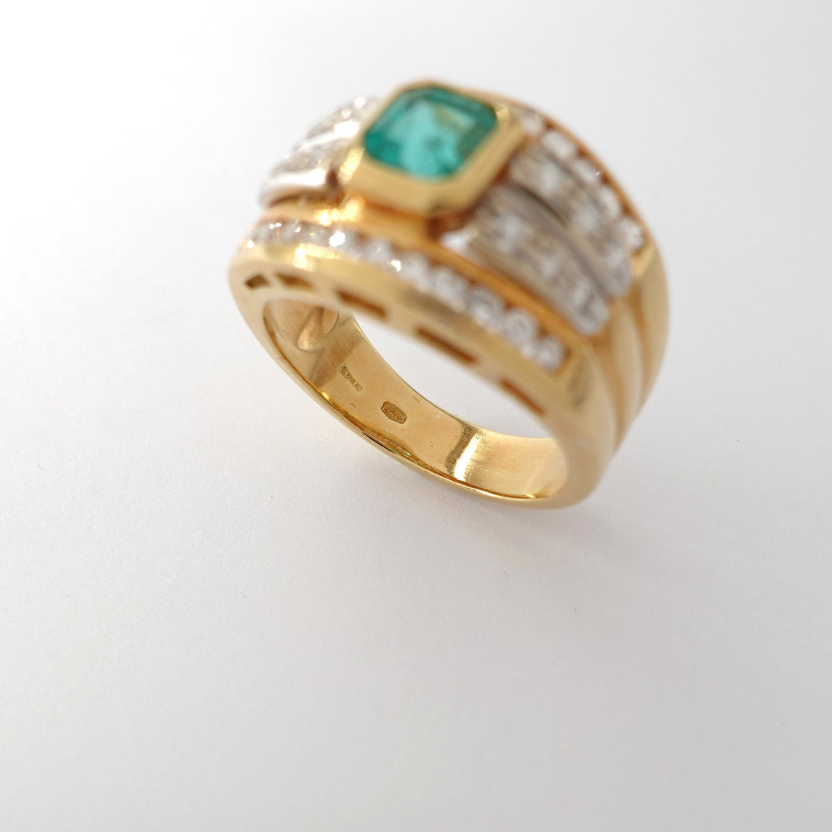 Anello con diamanti e smeraldo