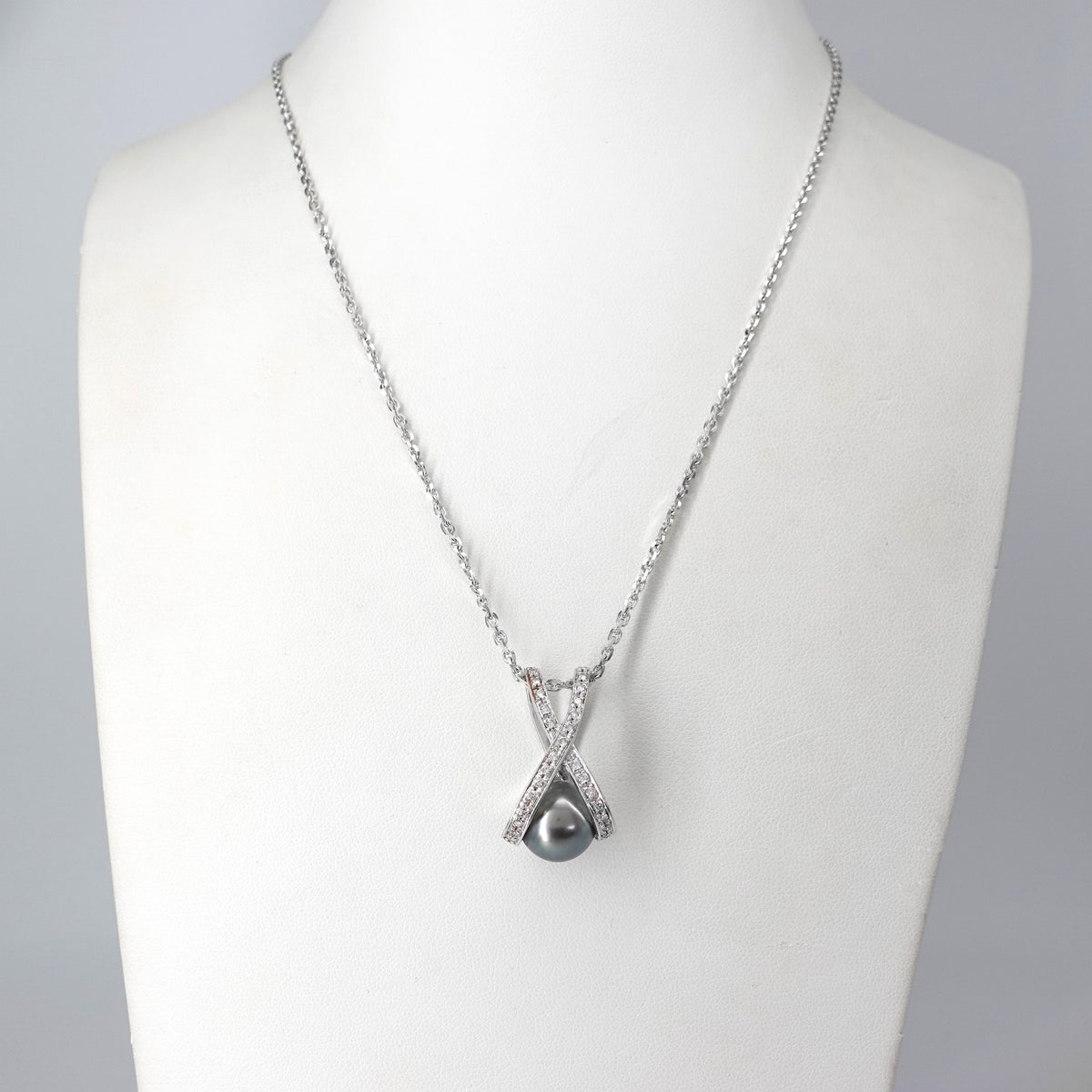 Collana con diamanti e perla
