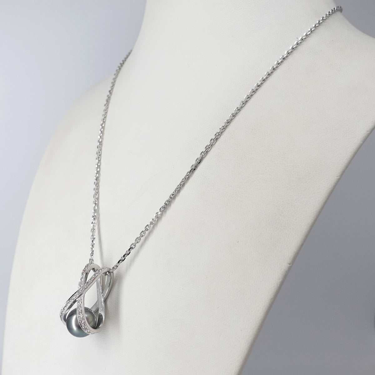 Collana con diamanti e perla