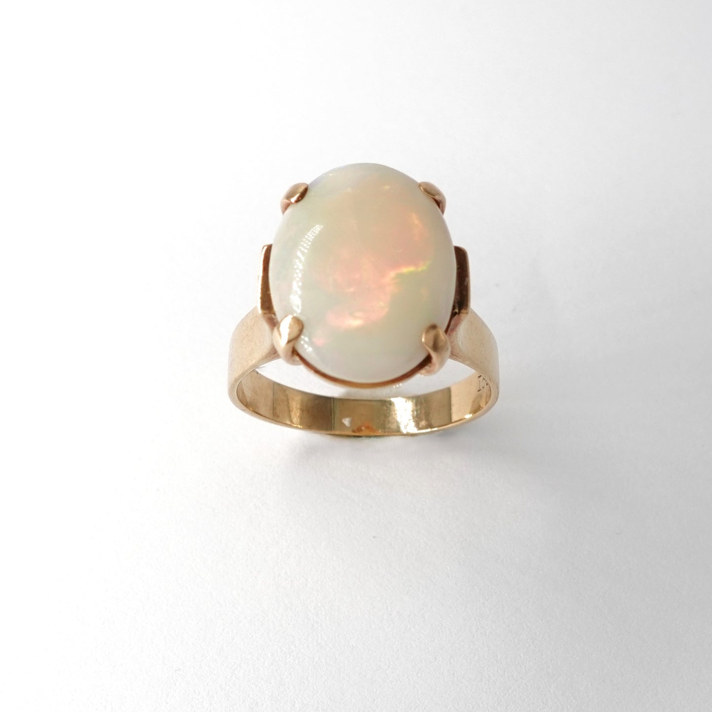 Anello in oro  con opale