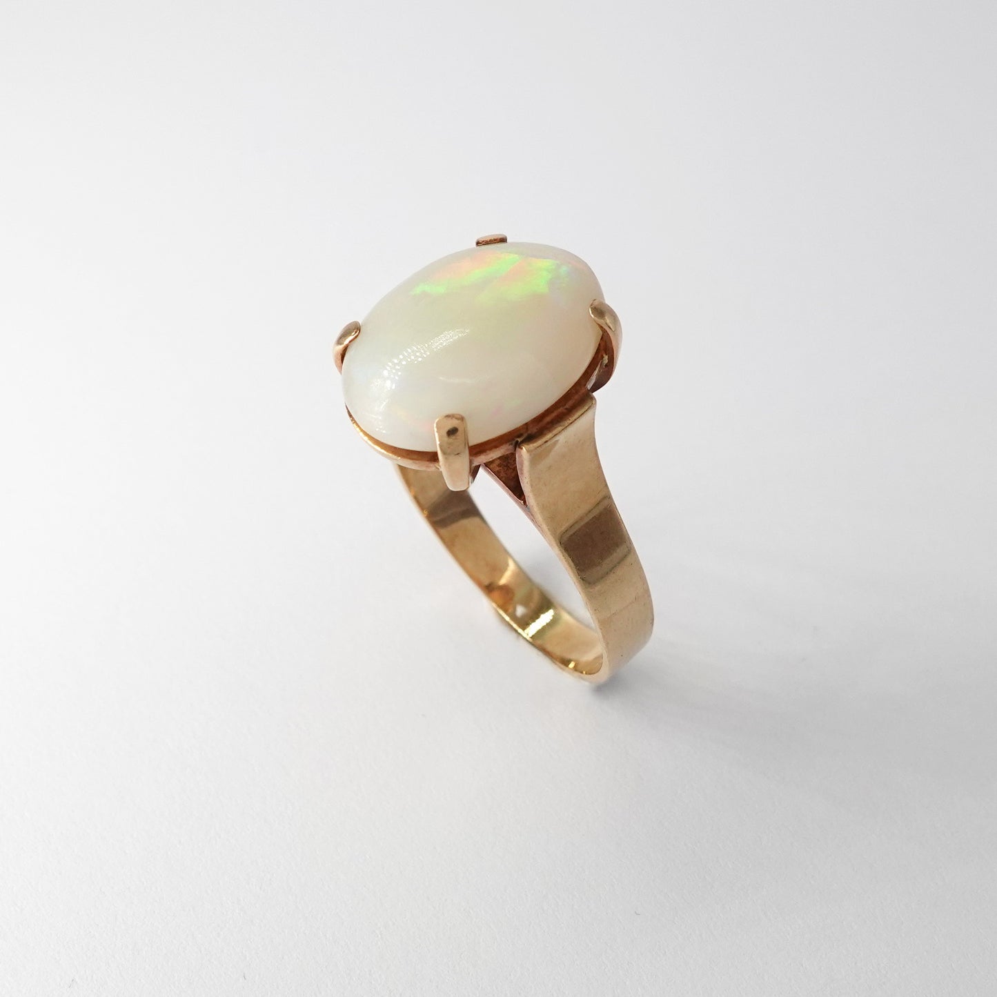 Anello in oro  con opale