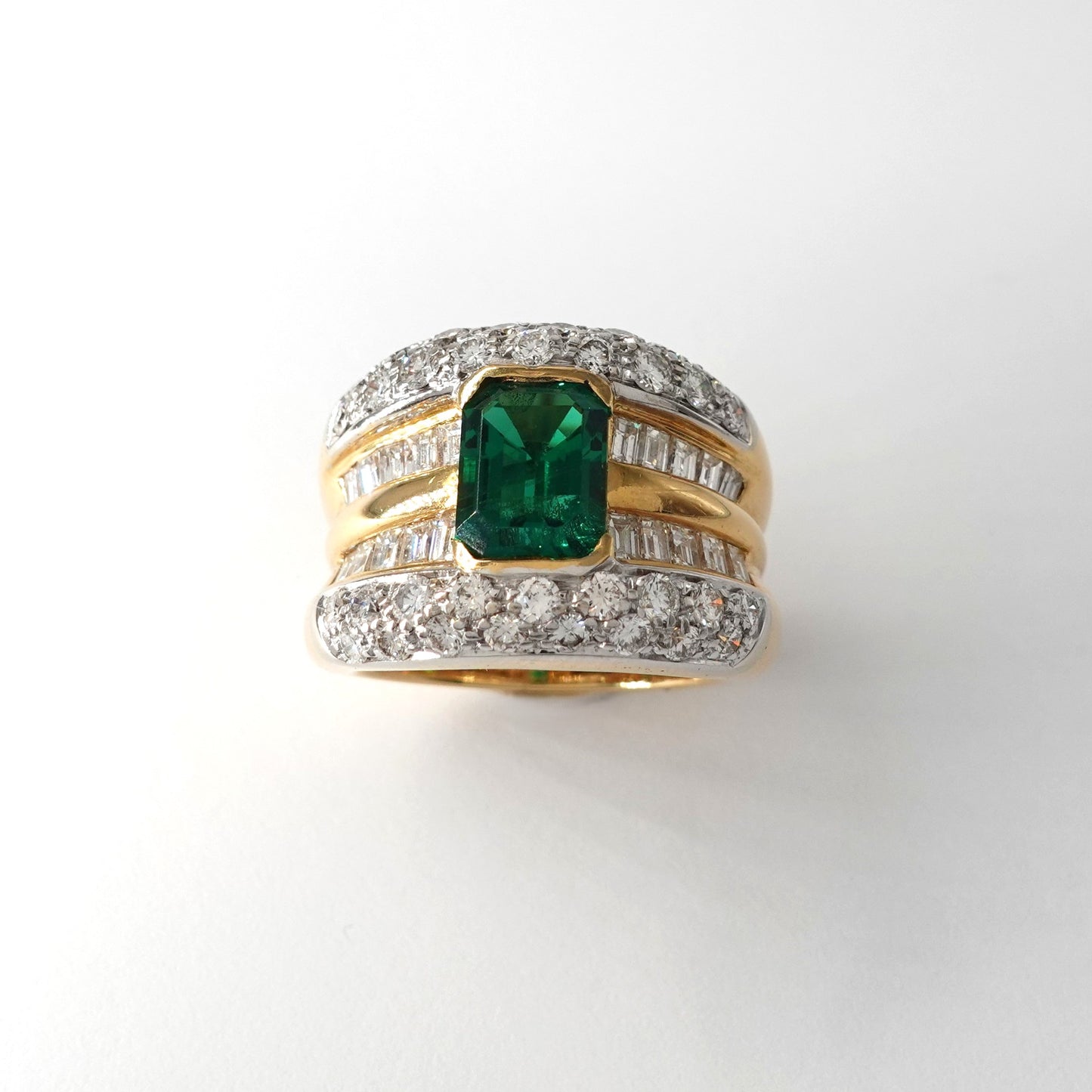 Anello in oro con smeraldo e diamanti
