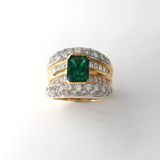 Anello in oro con smeraldo e diamanti