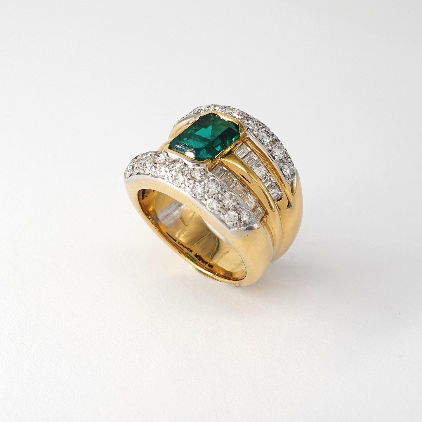 Anello in oro con smeraldo e diamanti