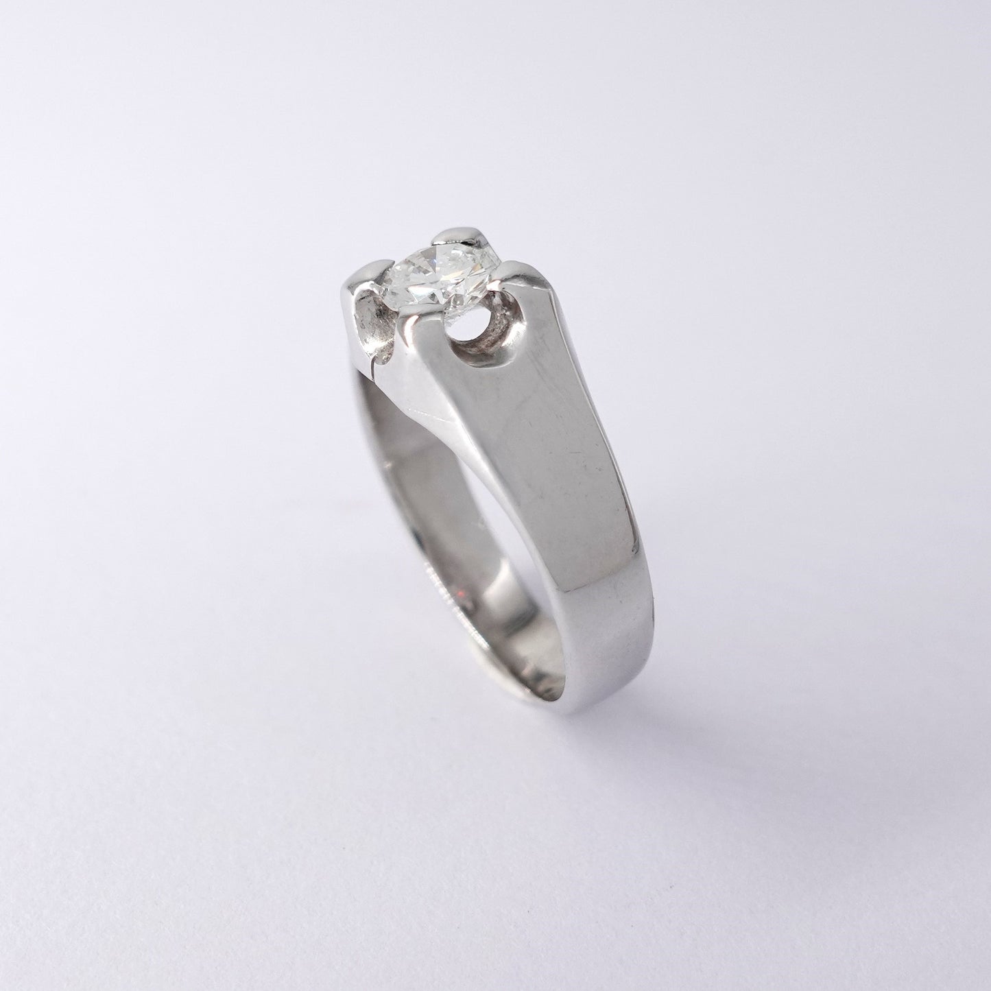 Anello da uomo in oro bianco con diamante