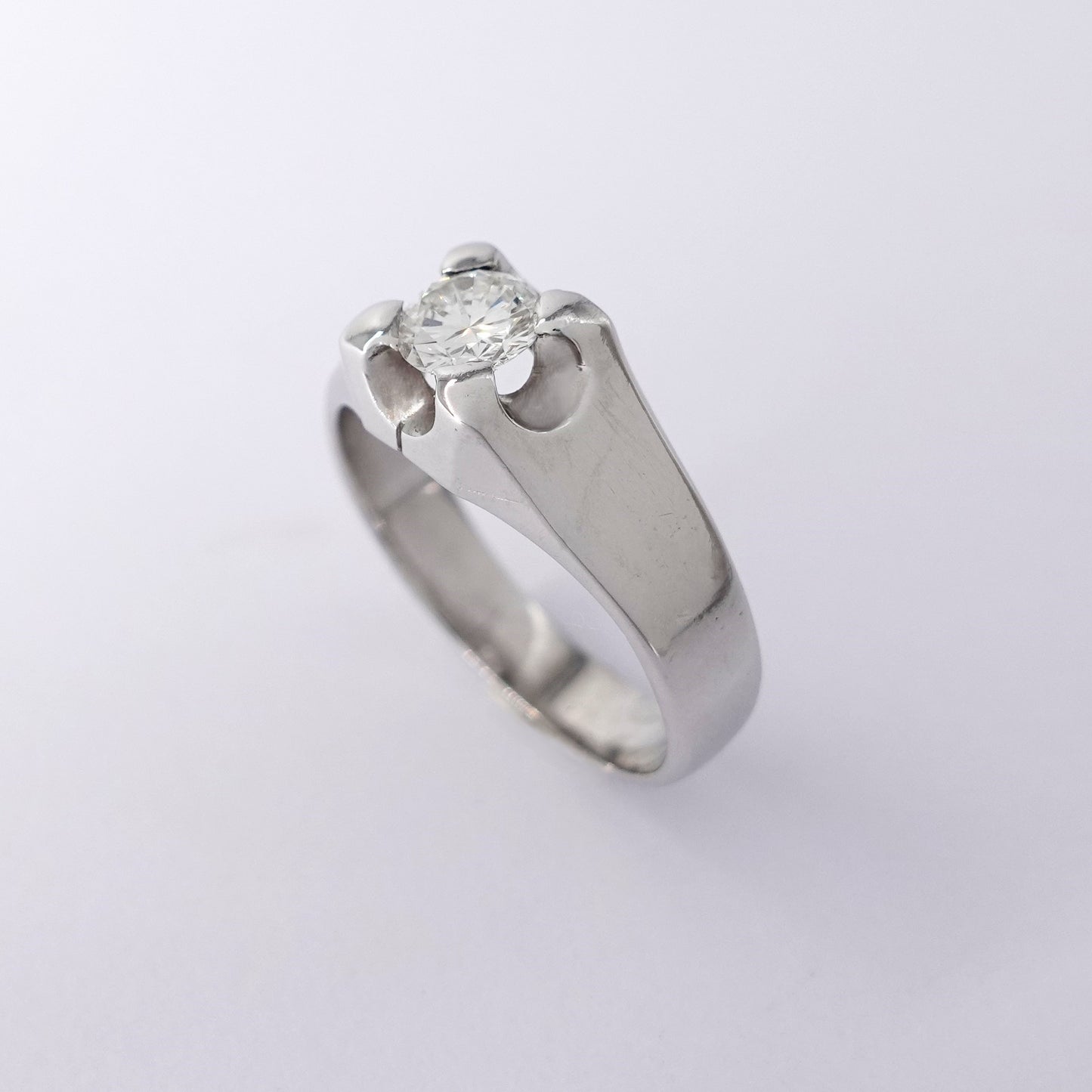 Anello da uomo in oro bianco con diamante