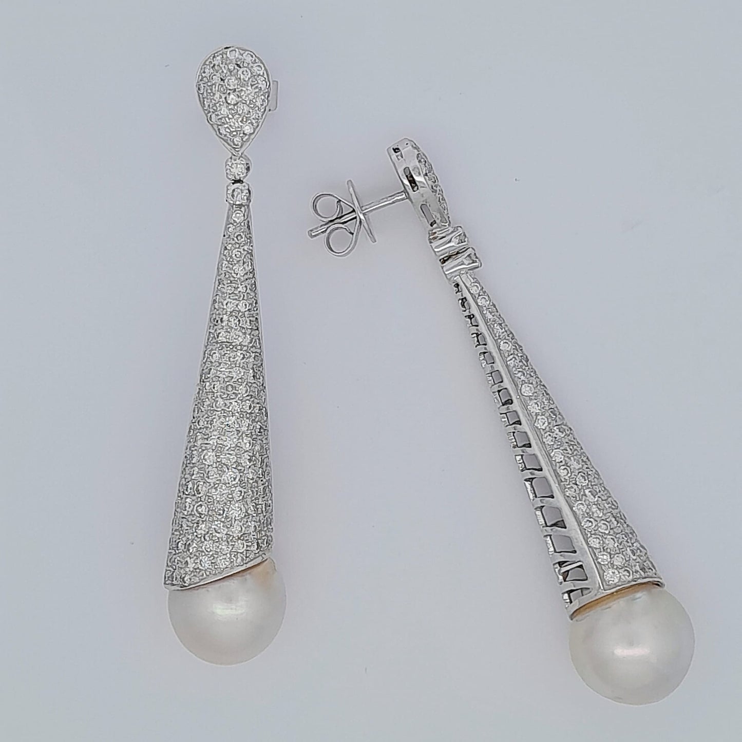 Orecchini pendenti in oro bianco con perle e brillanti