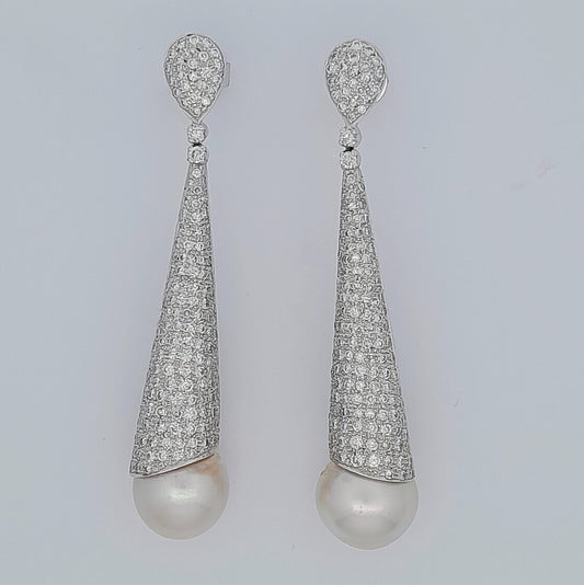 Orecchini pendenti in oro bianco con perle e brillanti