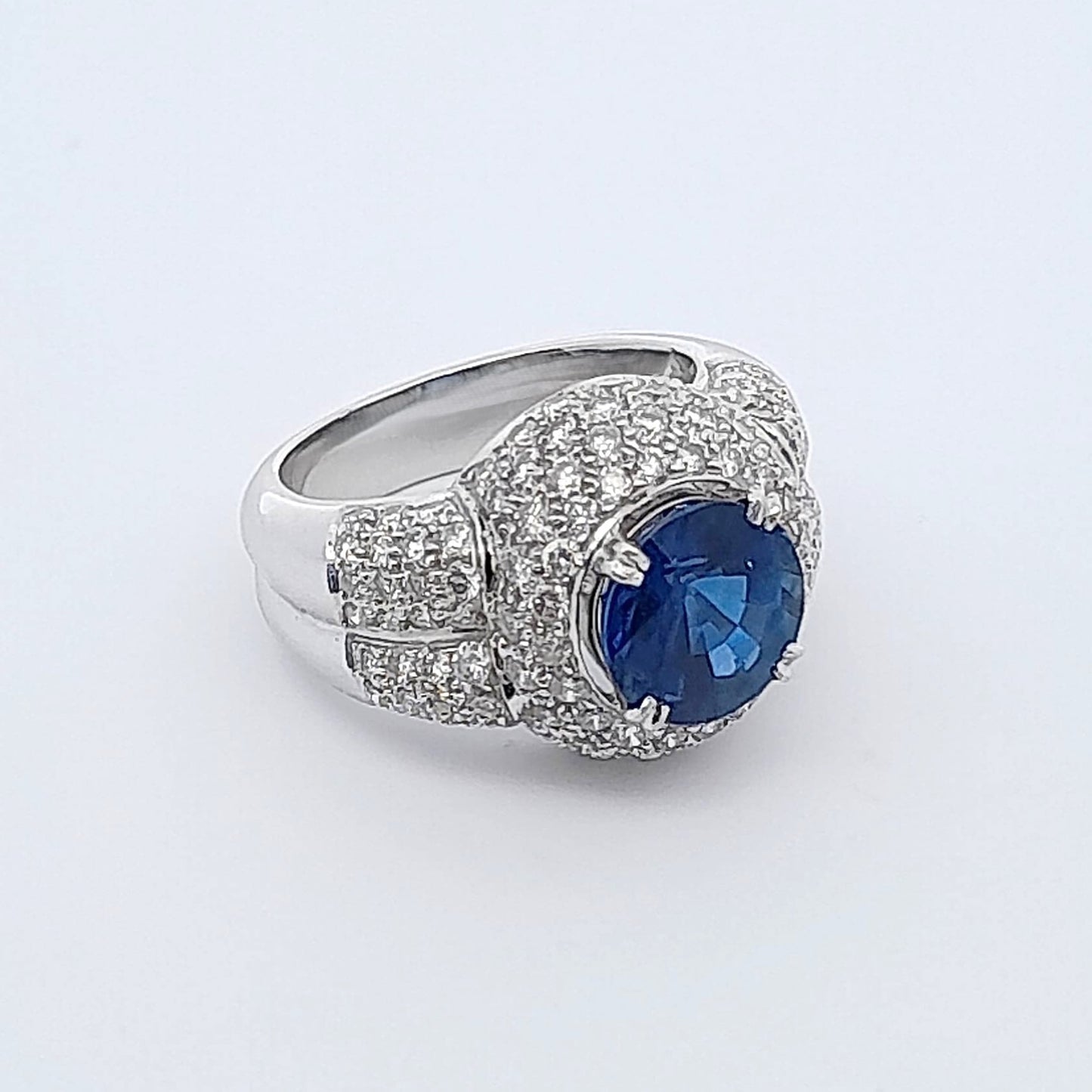 Anello in oro bianco con brillanti e zaffiro
