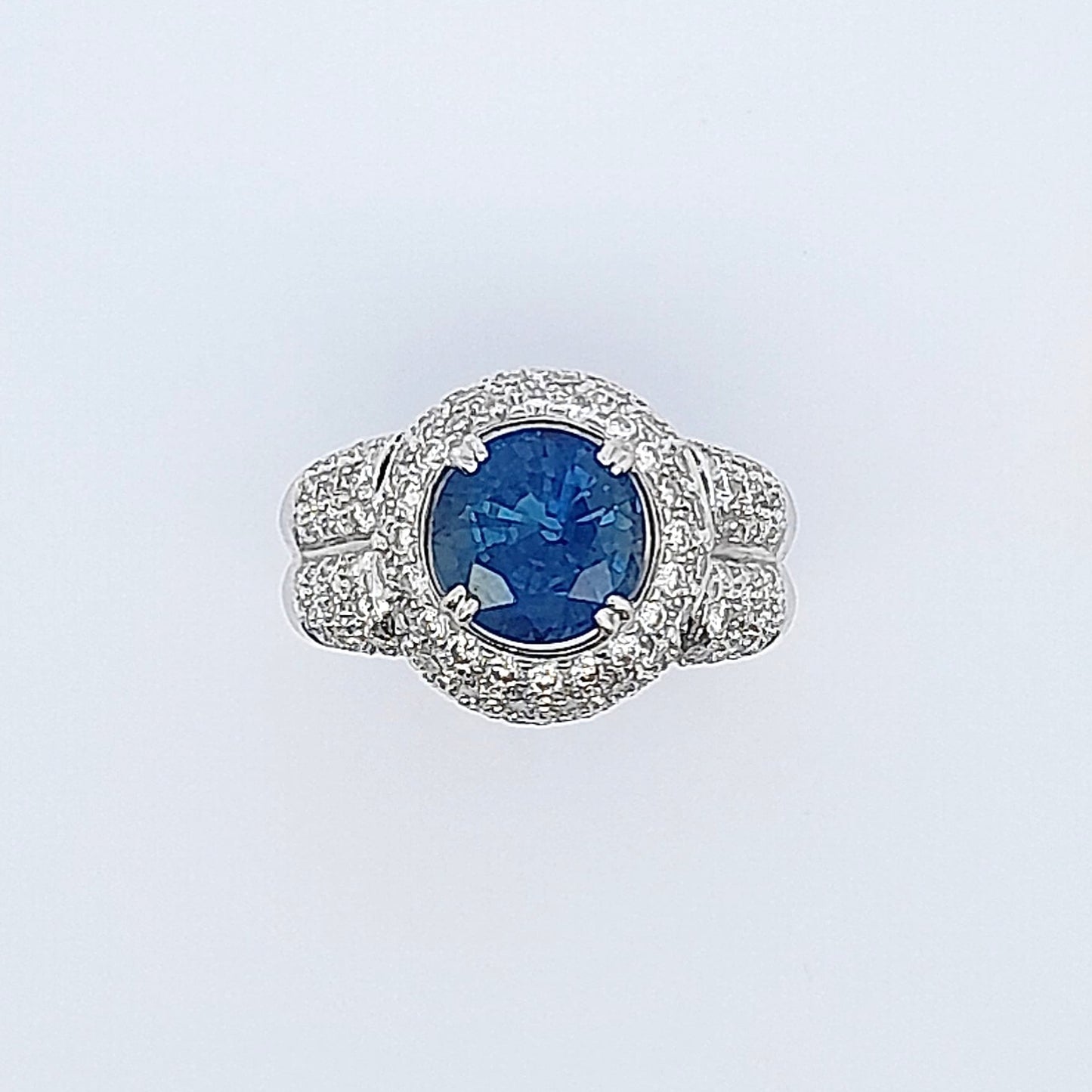 Anello in oro bianco con brillanti e zaffiro