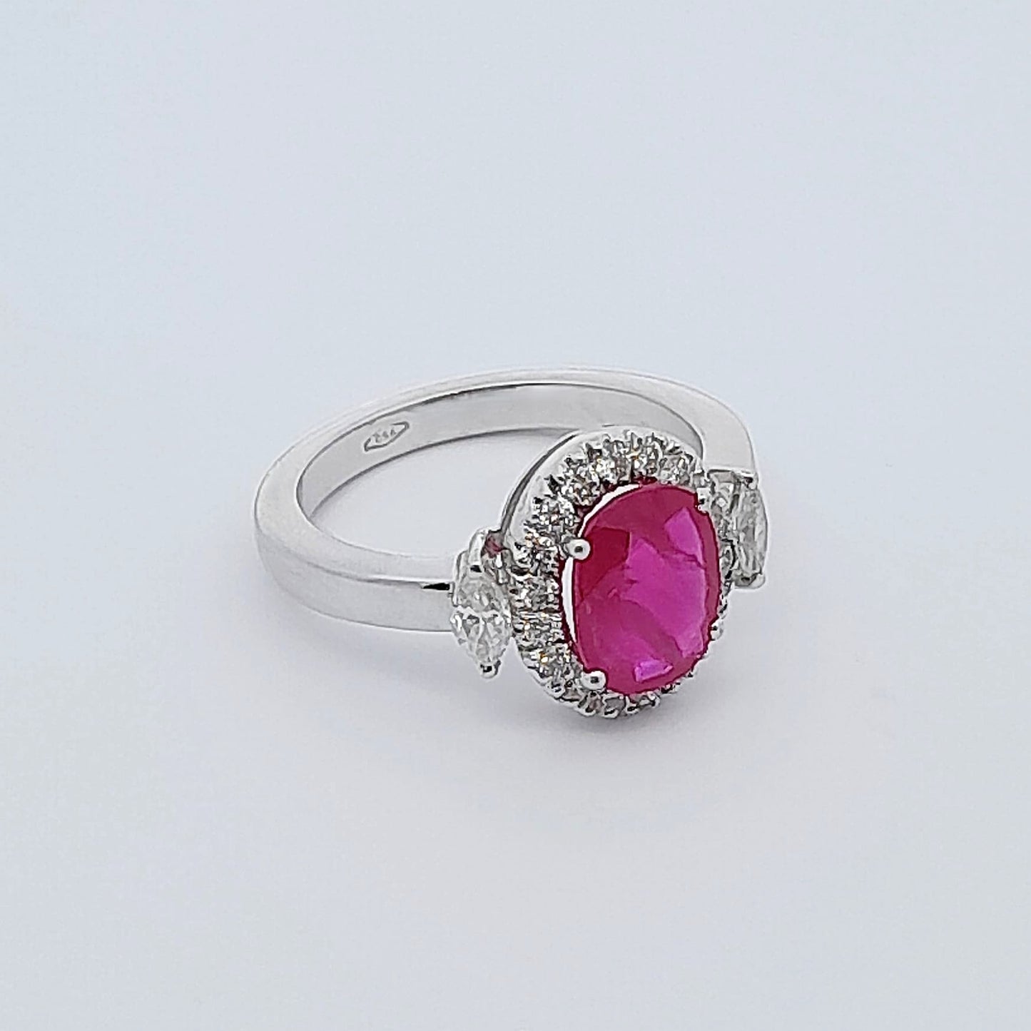 Anello in oro bianco con rubino e diamanti