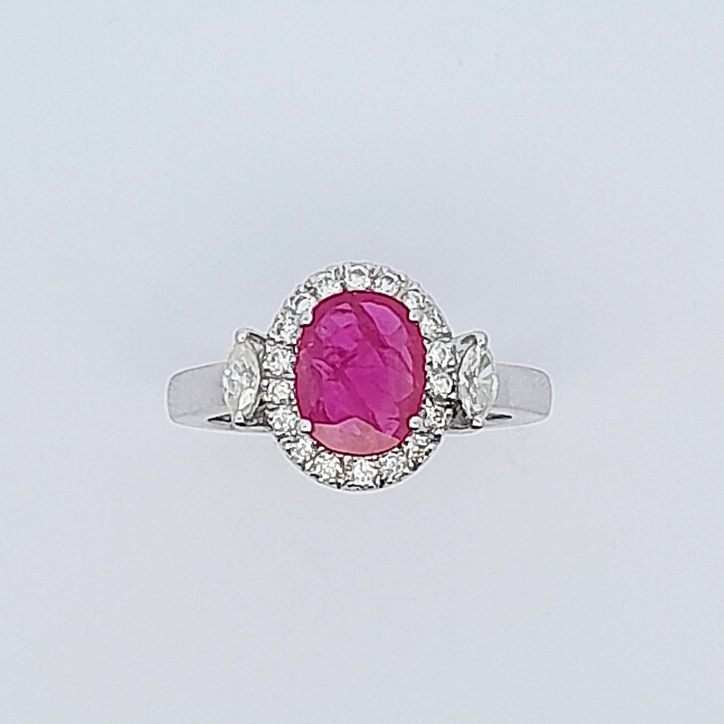 Anello in oro bianco con rubino e diamanti