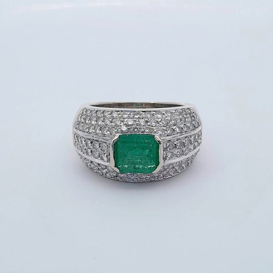 Anello in oro bianco con smeraldo e brillanti