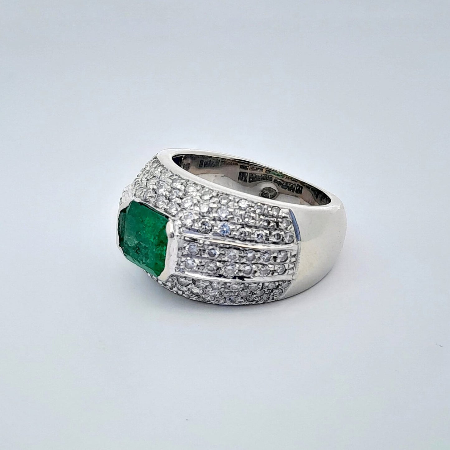 Anello in oro bianco con smeraldo e brillanti