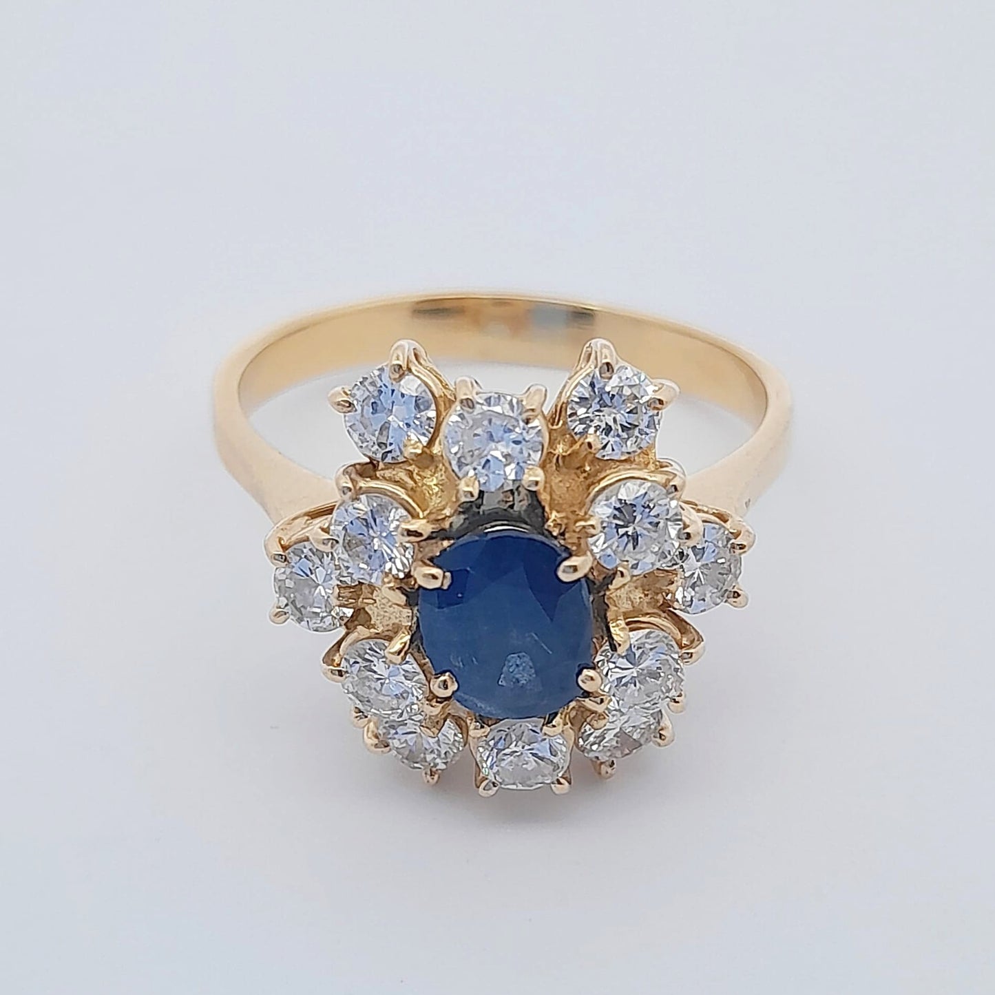 Anello in oro con zaffiro e diamanti