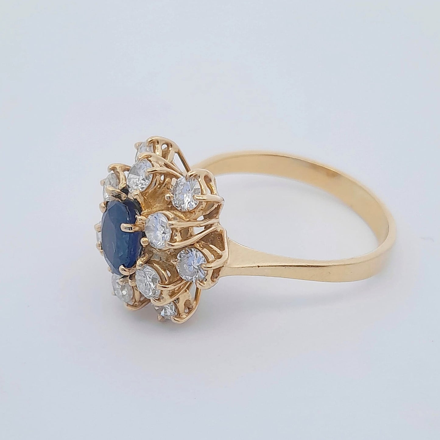 Anello in oro con zaffiro e diamanti