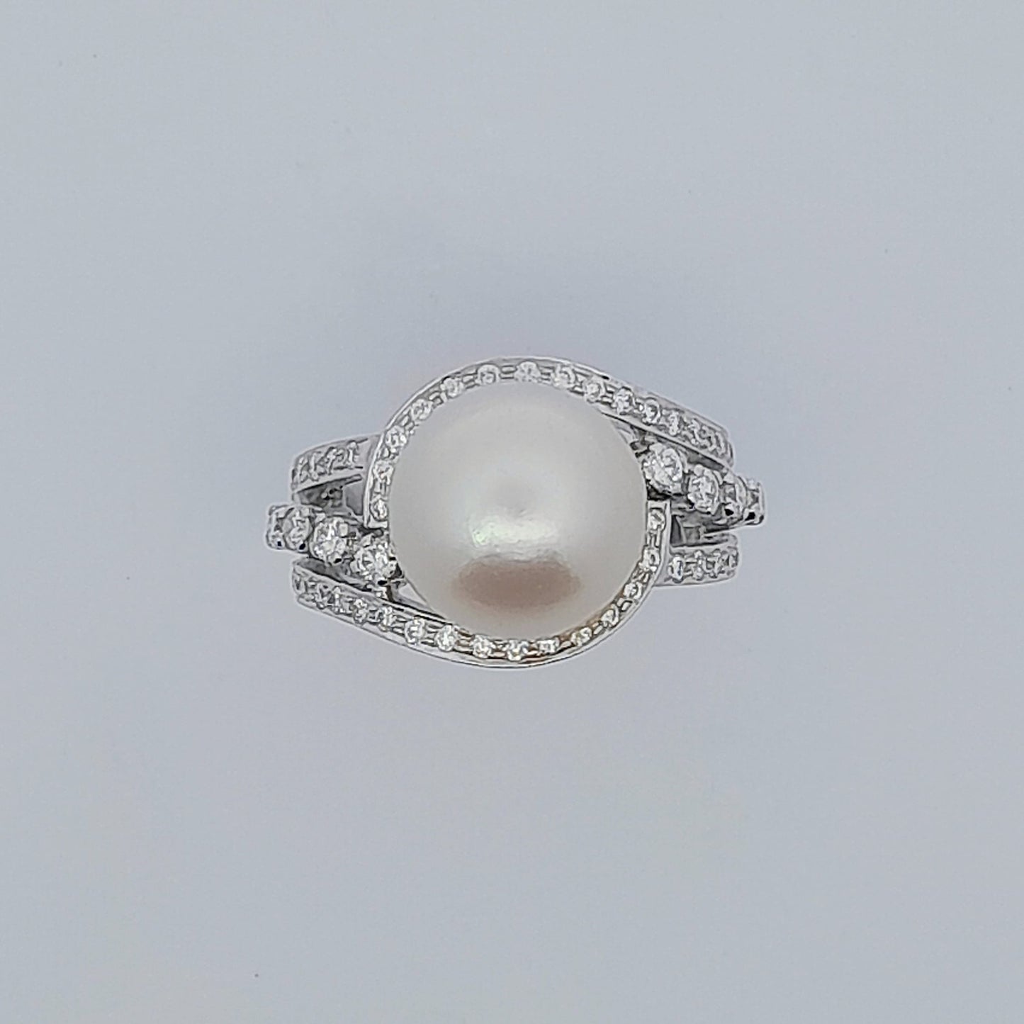 Anello in oro con perla centrale e diamanti
