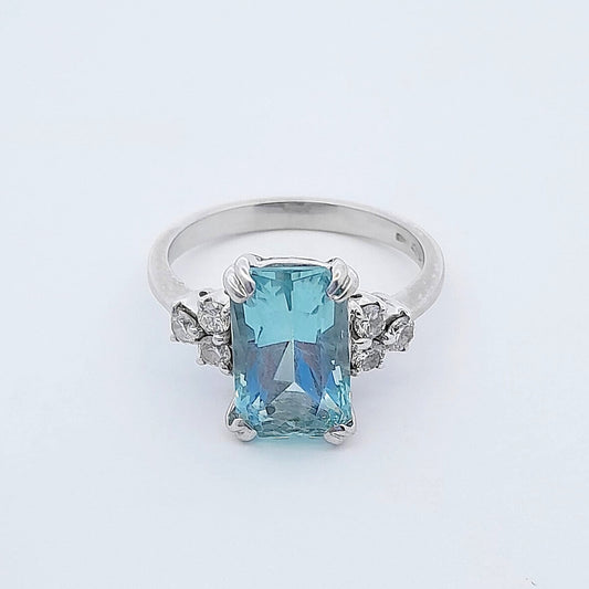 Anello in oro bianco con diamanti e acquamarina