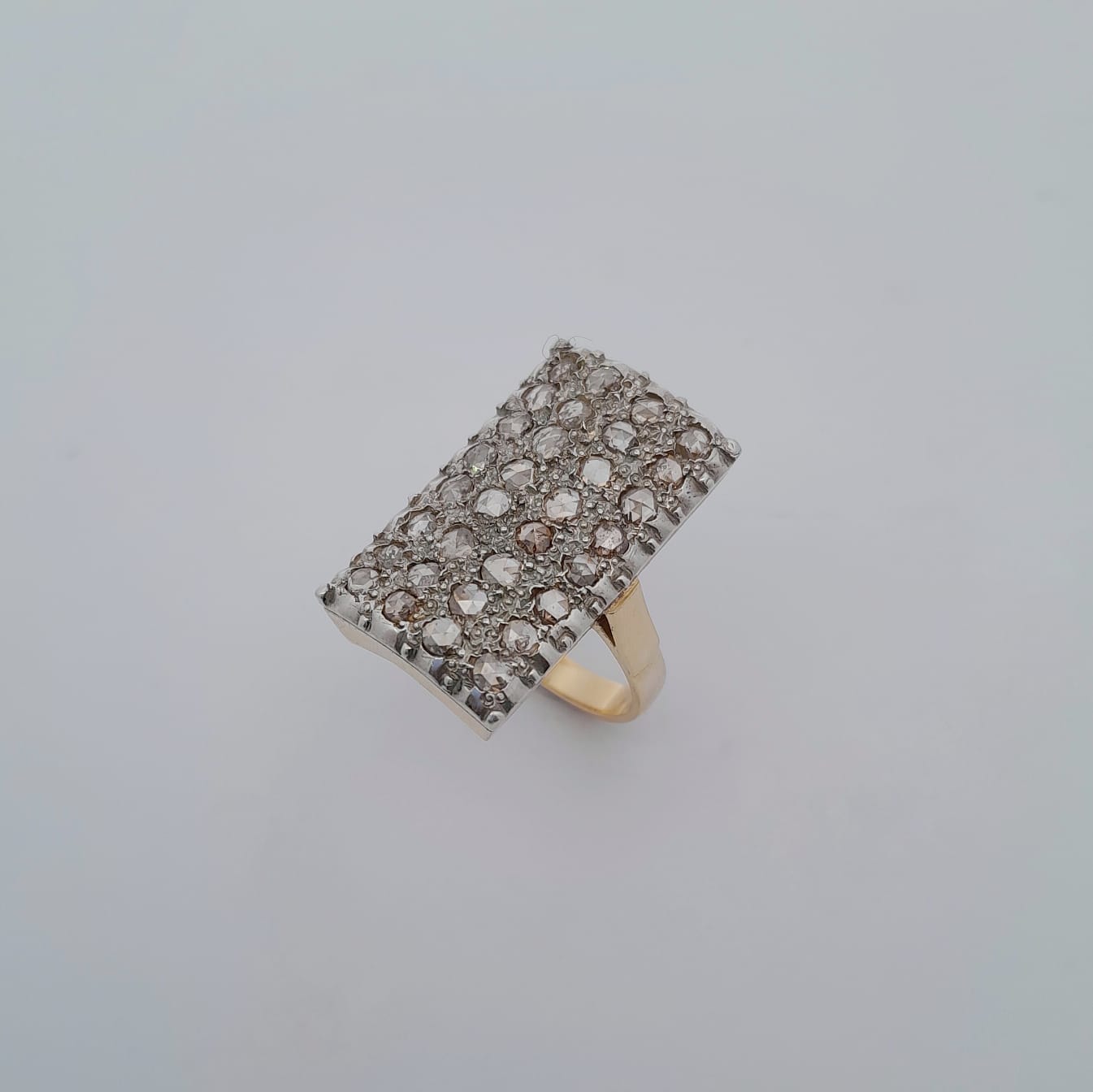 Anello in oro giallo e bianco con diamanti