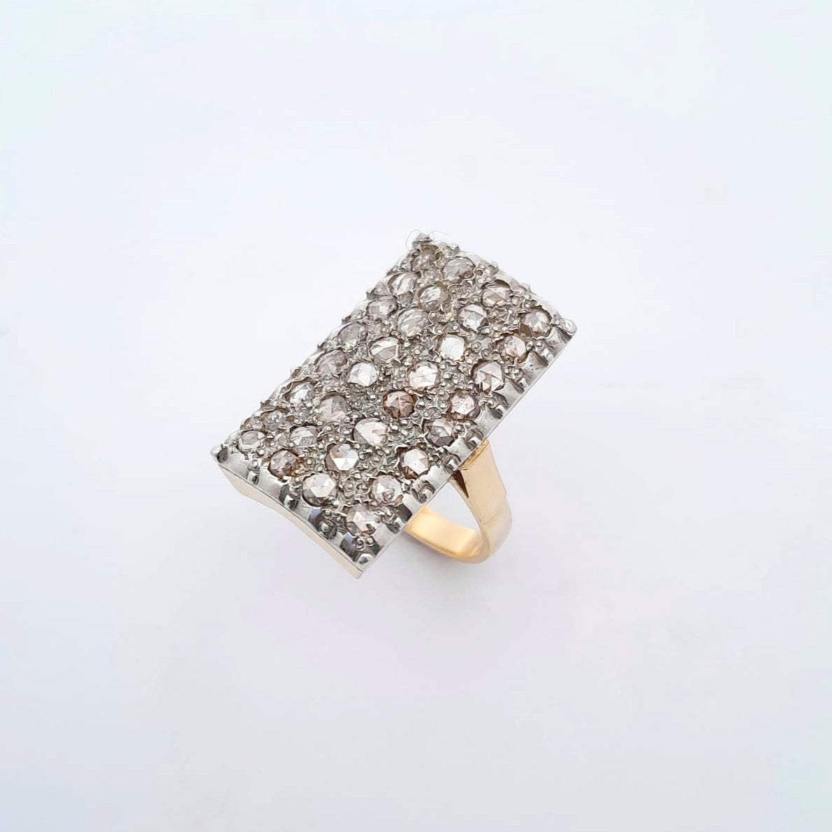 Anello in oro giallo e bianco con diamanti