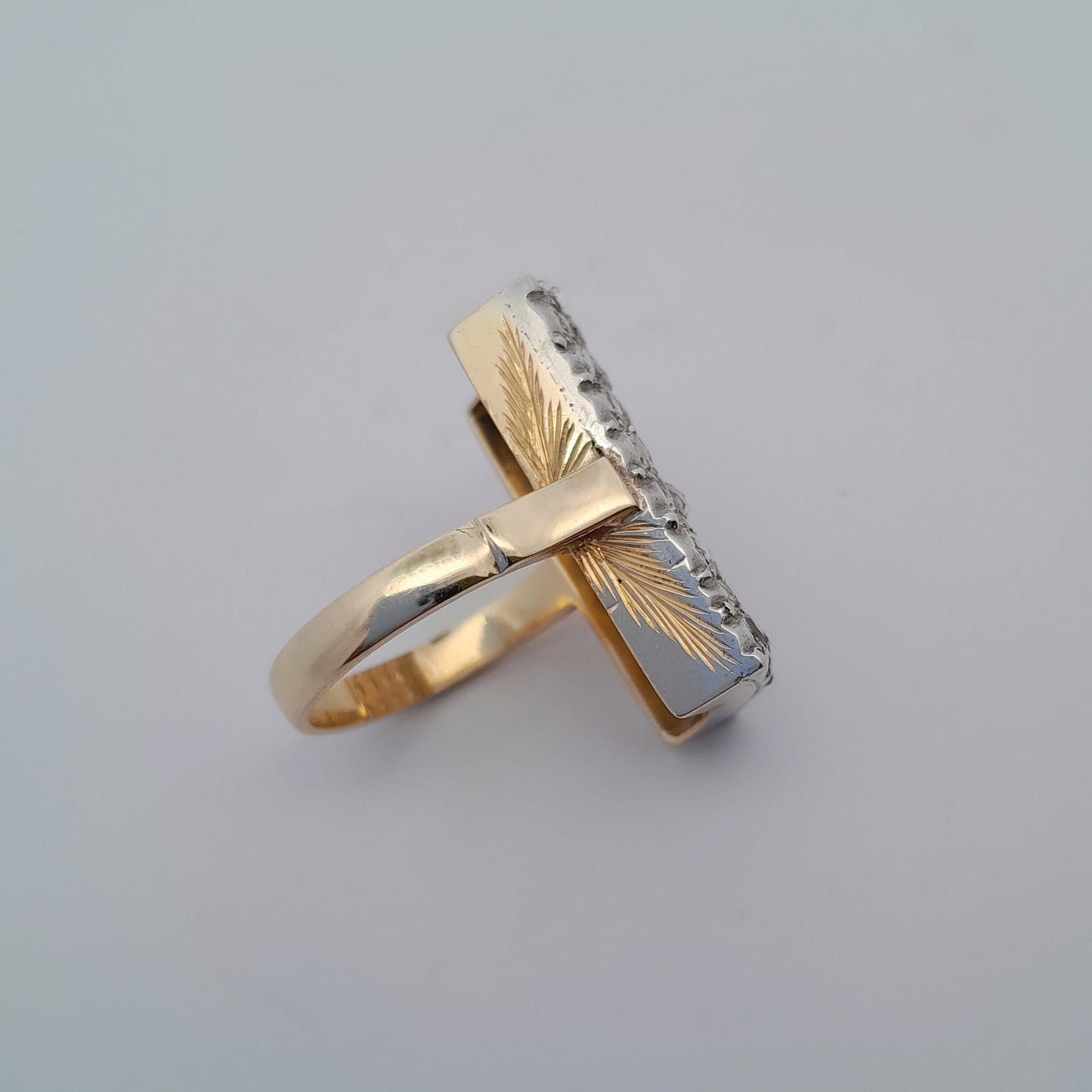 Anello in oro giallo e bianco con diamanti