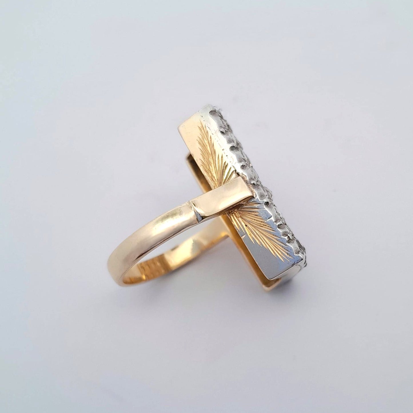 Anello in oro giallo e bianco con diamanti