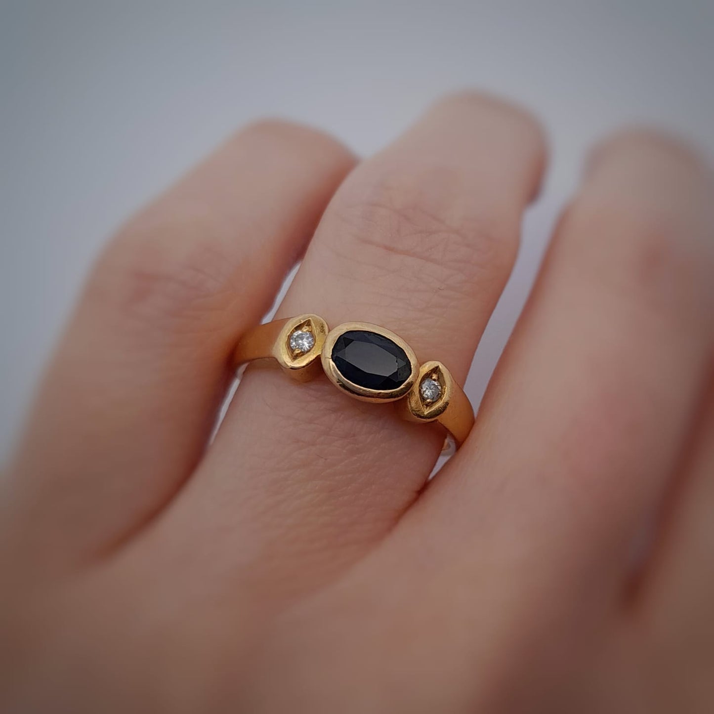 Anello in oro con zaffiro e brillantini