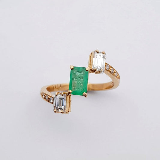 Anello in oro  con smeraldo e diamanti.