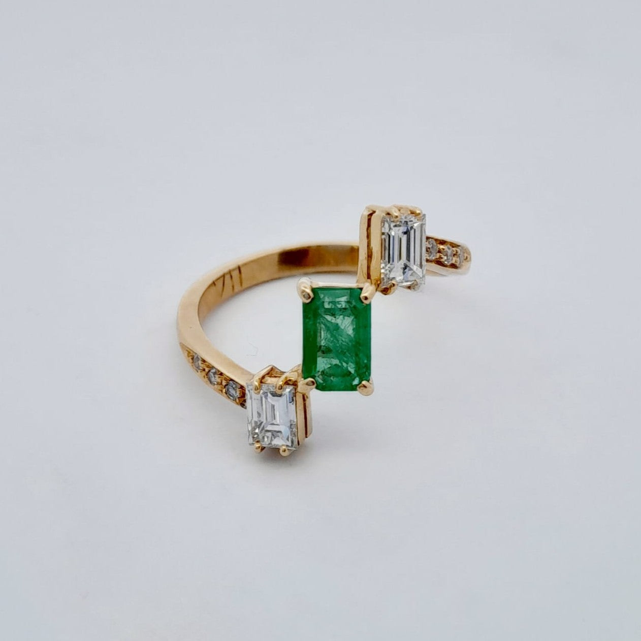 Anello in oro  con smeraldo e diamanti.
