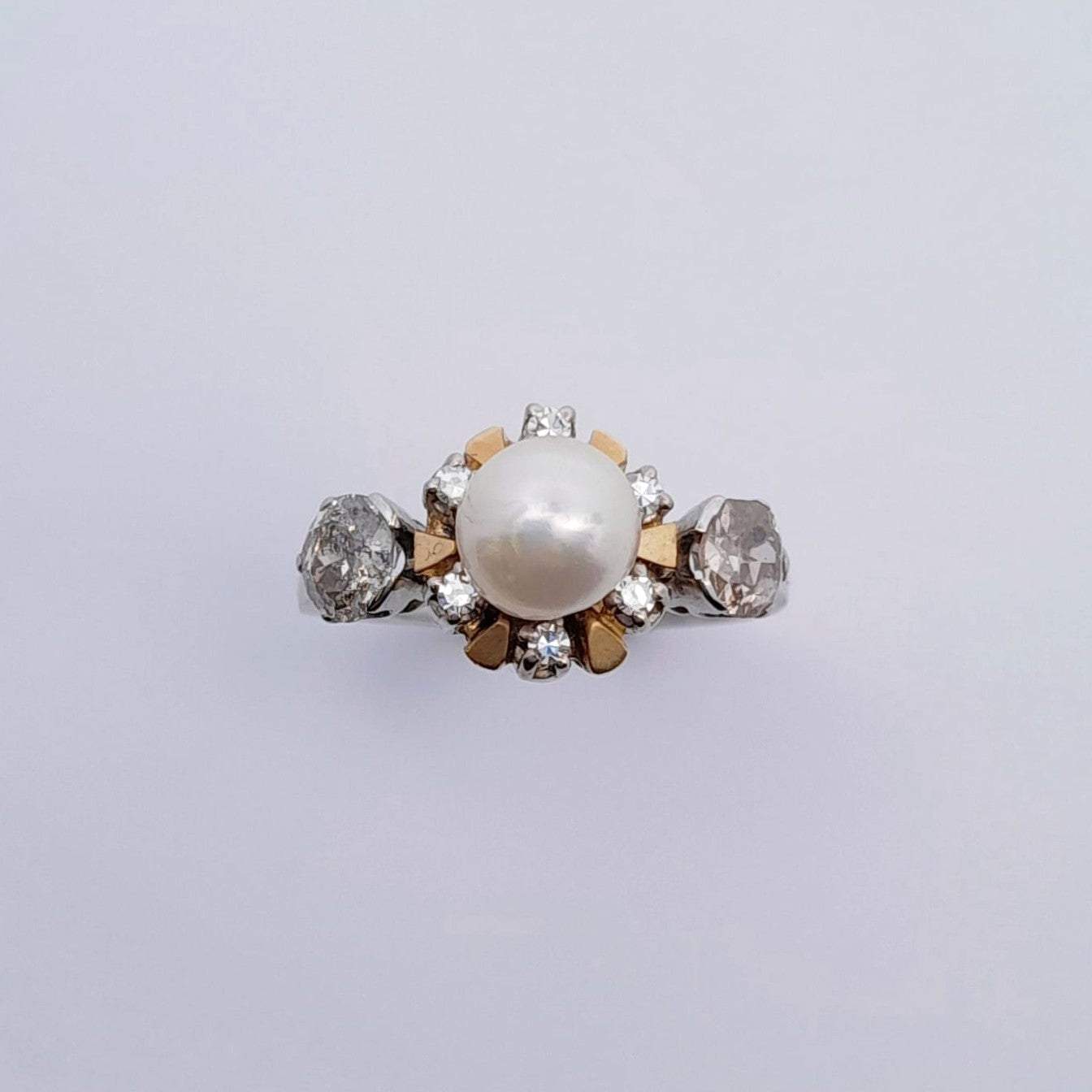 Anello in oro con perla e diamanti