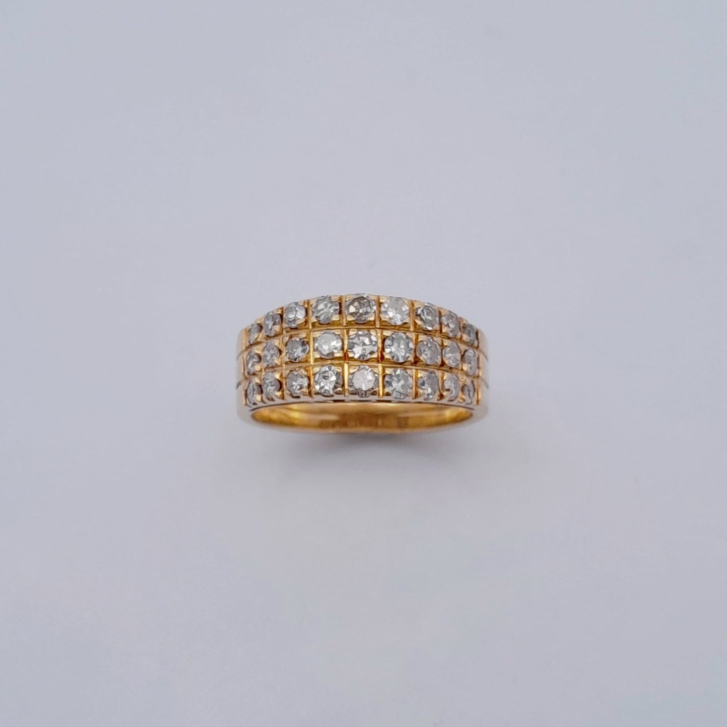 Anello in oro con fascia di diamanti