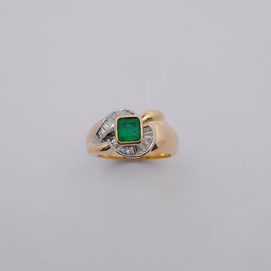 Anello in oro con smeraldo e diamanti