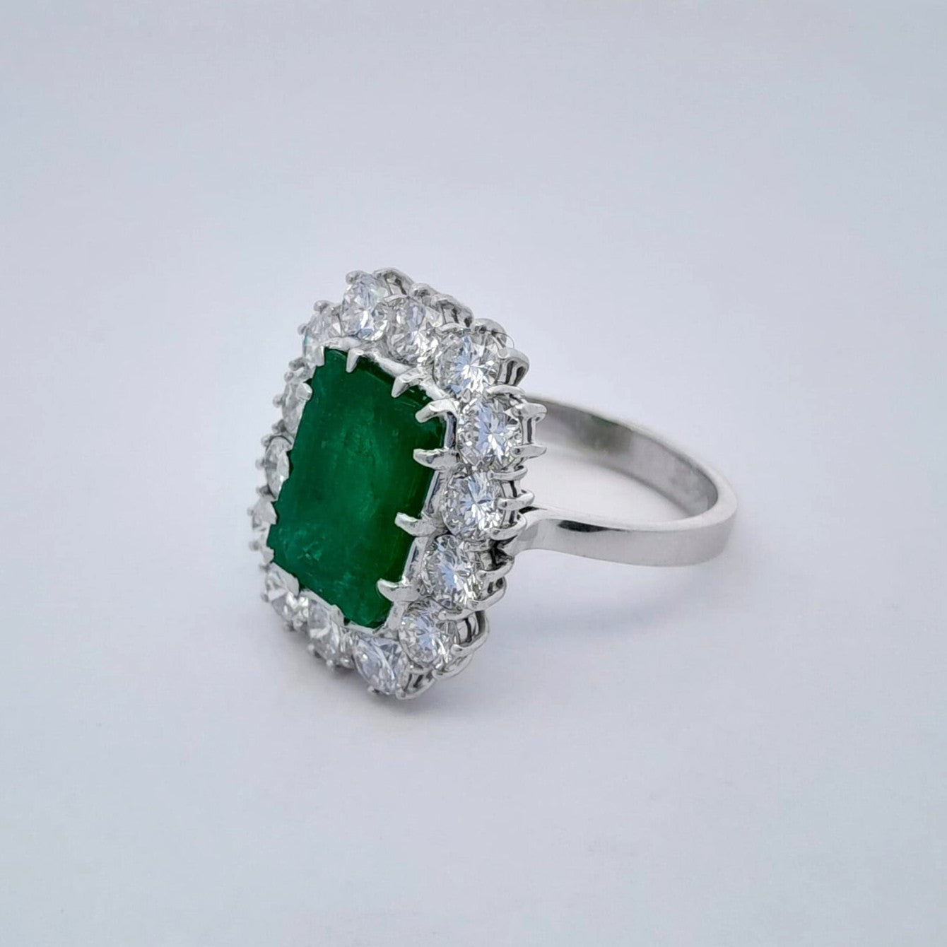 Anello in oro con smeraldo e diamanti