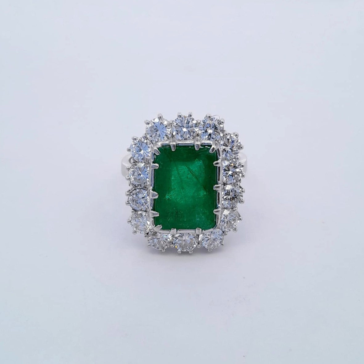 Anello in oro con smeraldo e diamanti