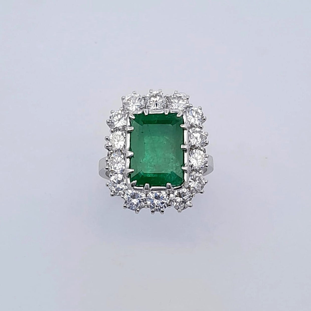 Anello in oro con smeraldo e diamanti