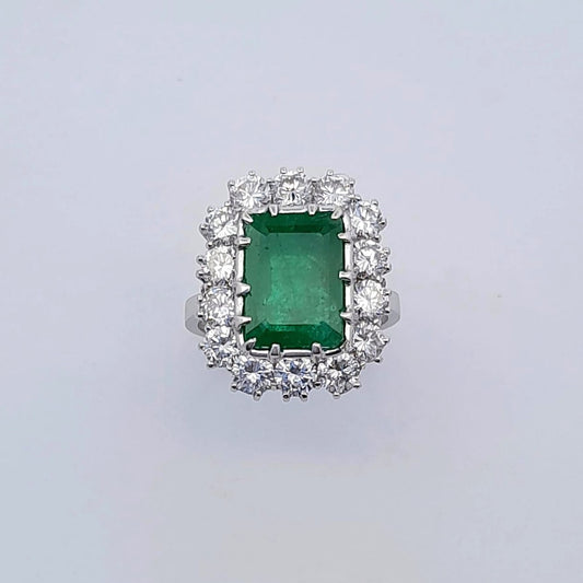 Anello in oro con smeraldo e diamanti