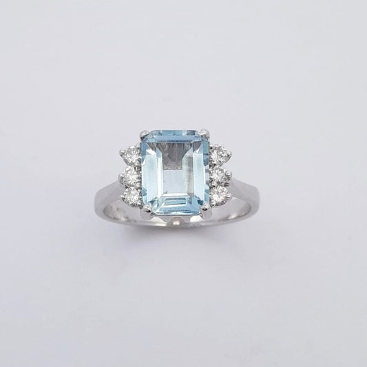 Anello in oro con diamanti e acquamarina