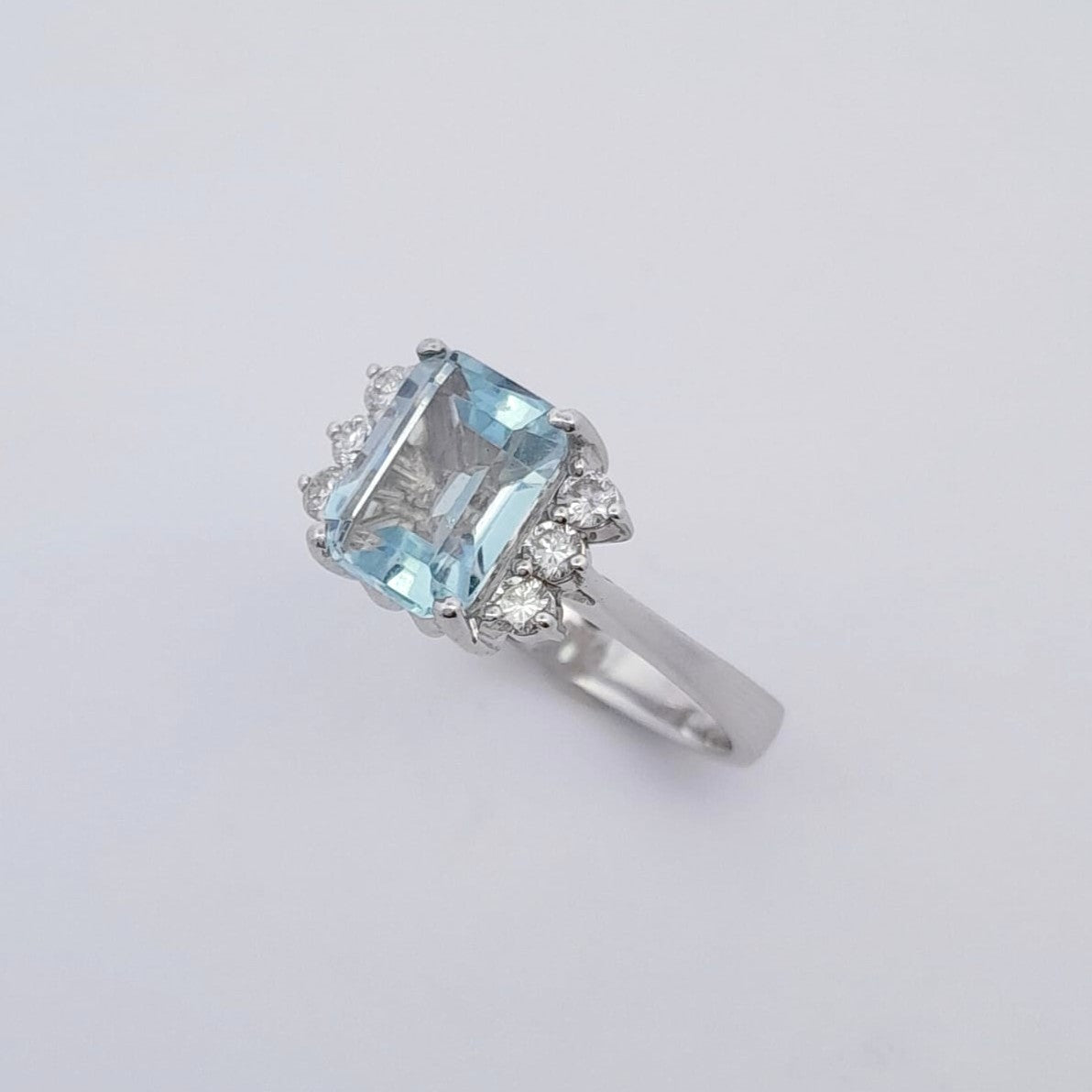 Anello in oro con diamanti e acquamarina