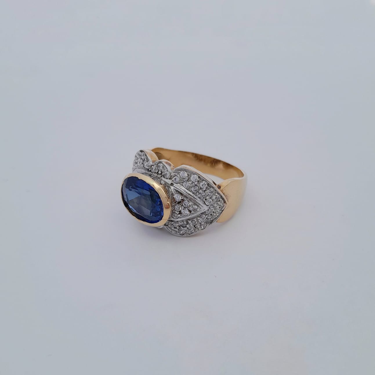 Anello in oro con zirconi bianchi e blu