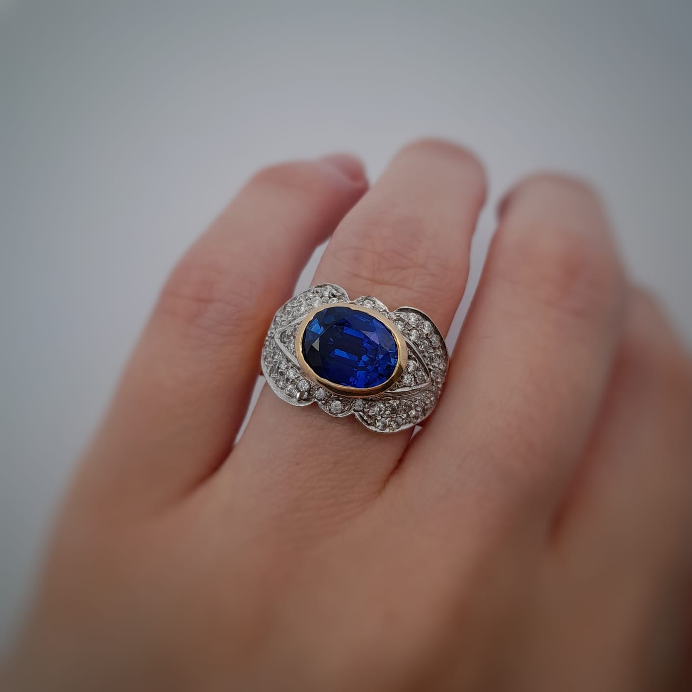 Anello in oro con zirconi bianchi e blu