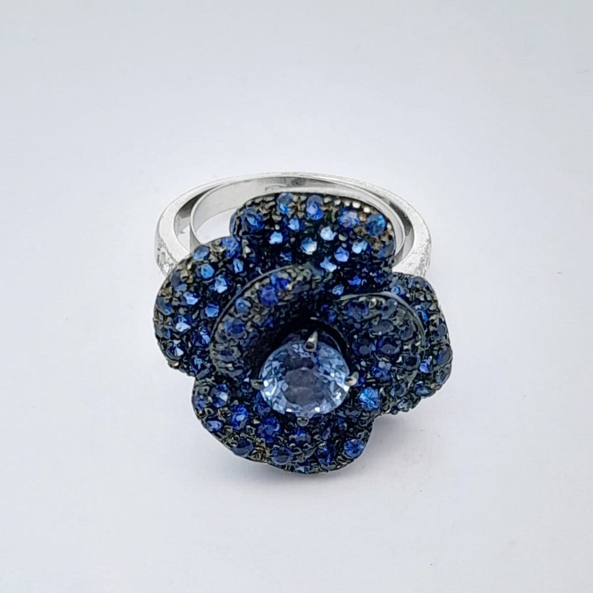Anello a forma di rosa in oro
