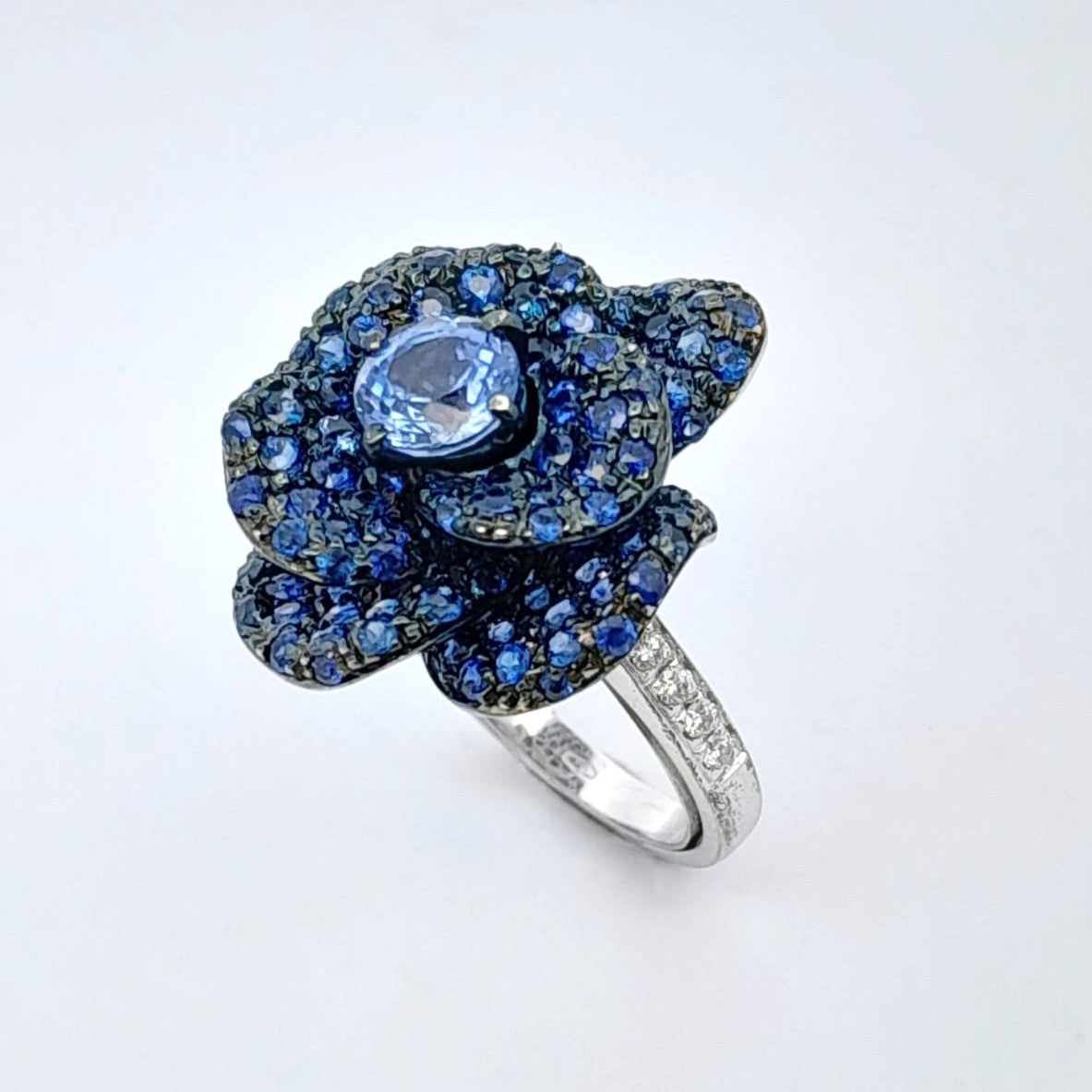Anello a forma di rosa in oro