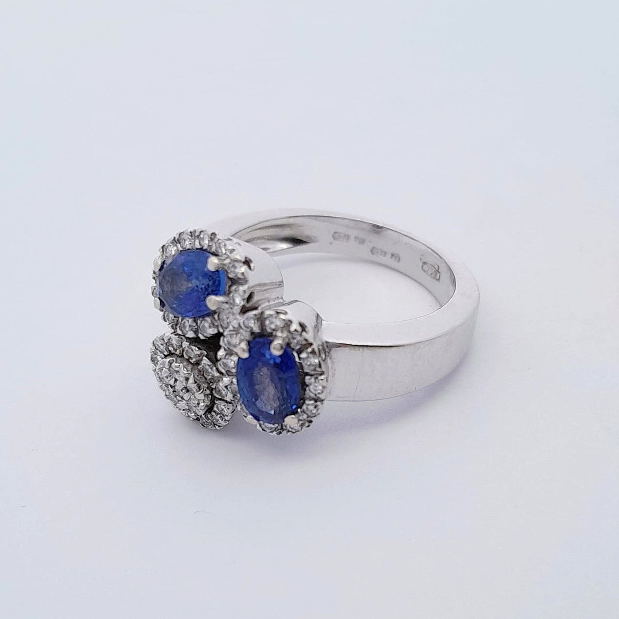 Anello in oro con diamanti e zaffiri