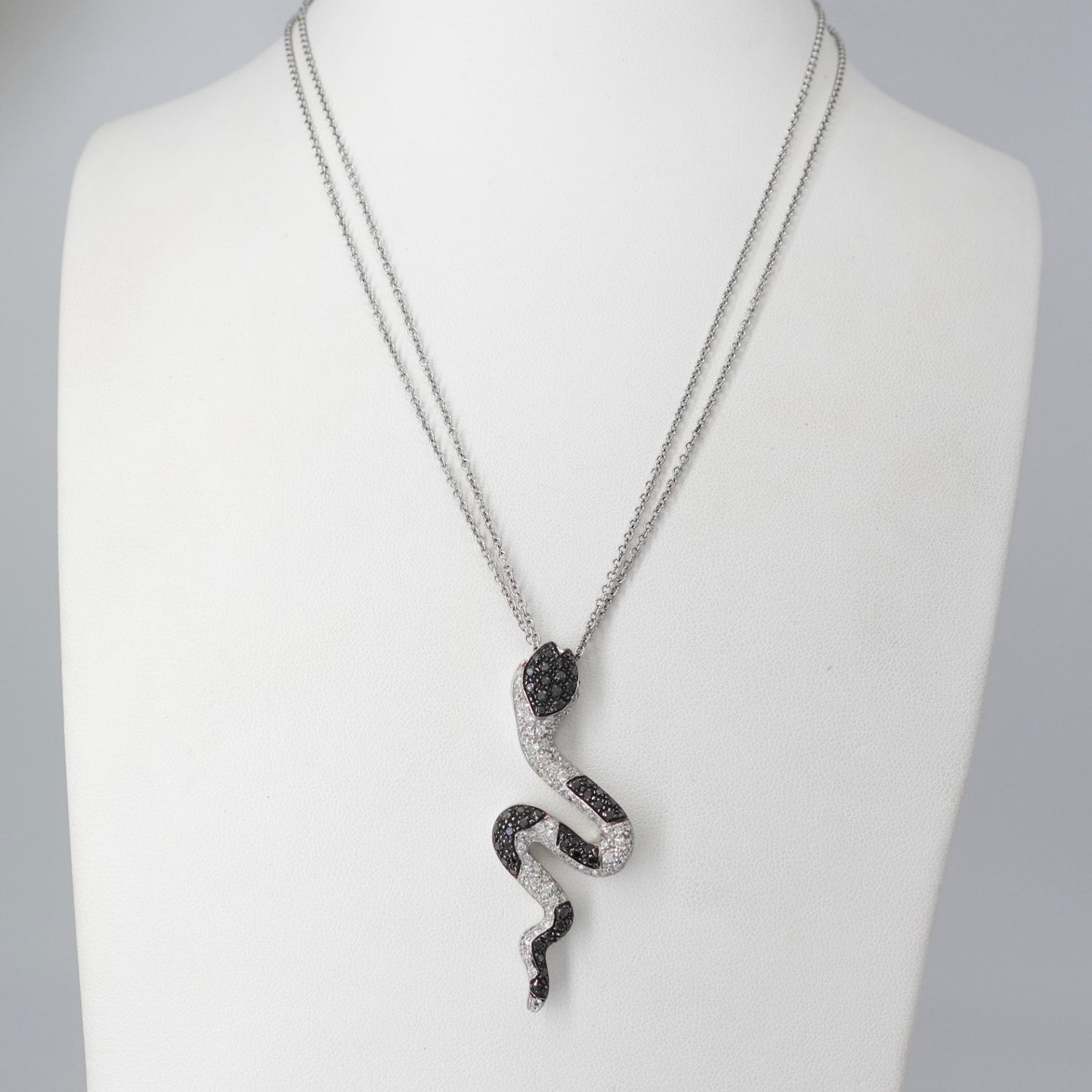 Girocollo con pendente snake
